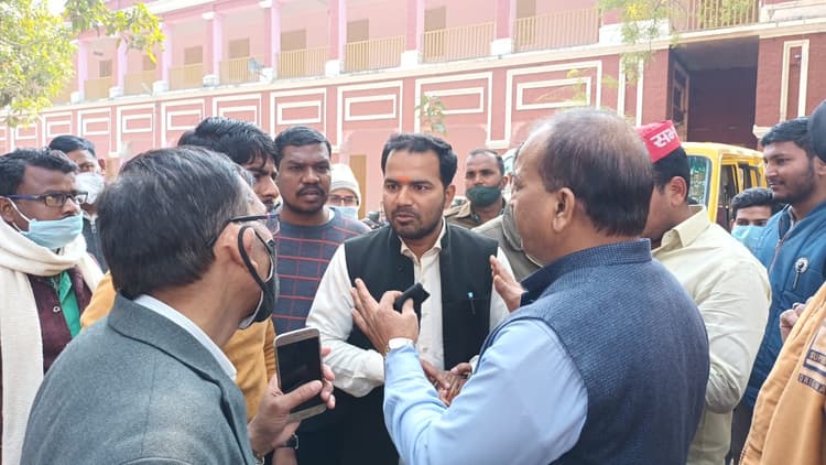 वाराणसी में आदर्श आचार संहिता के बीच मिले टेबलेट, सपा ने मतदाताओं को प्रभावित करने का लगाया आरोप