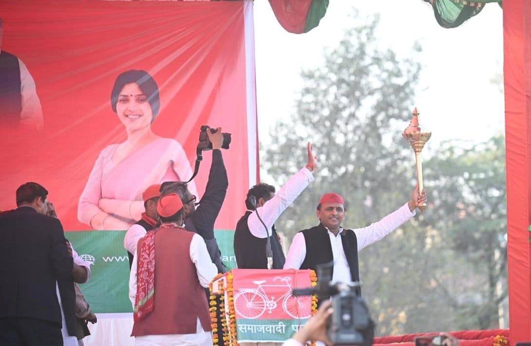 UP Chunav: उन्नाव और अयोध्या में अखिलेश यादव ने खोला मोर्चा, बोले- समाज को तोड़ने की हो रही कोशिश, संभलें