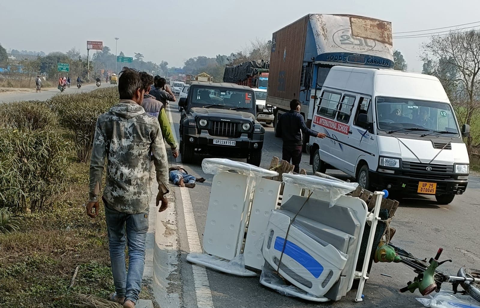 Bareilly News: बरेली-दिल्ली हाईवे पर कार की टक्कर से ई-रिक्शा चालक की मौत, कई घायल