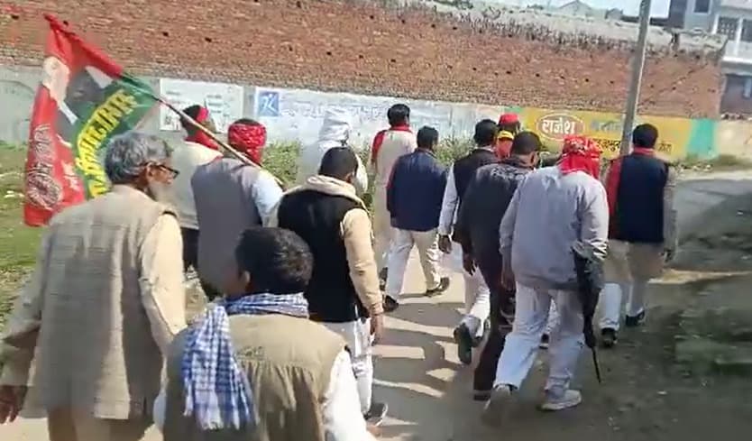 Deoria News: सपा प्रत्याशी रामभुआल निषाद के साथ असलहा लेकर चल रहे समर्थक, मुकदमा दर्ज