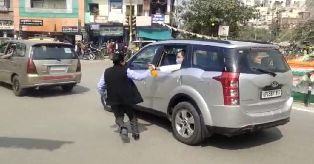 Ravidas Jayanti 2022: राहुल गांधी की सुरक्षा में चूक, युवक पहुंचा हाथ मिलाने, हाथ बांधे खड़ी दिखी पुलिस