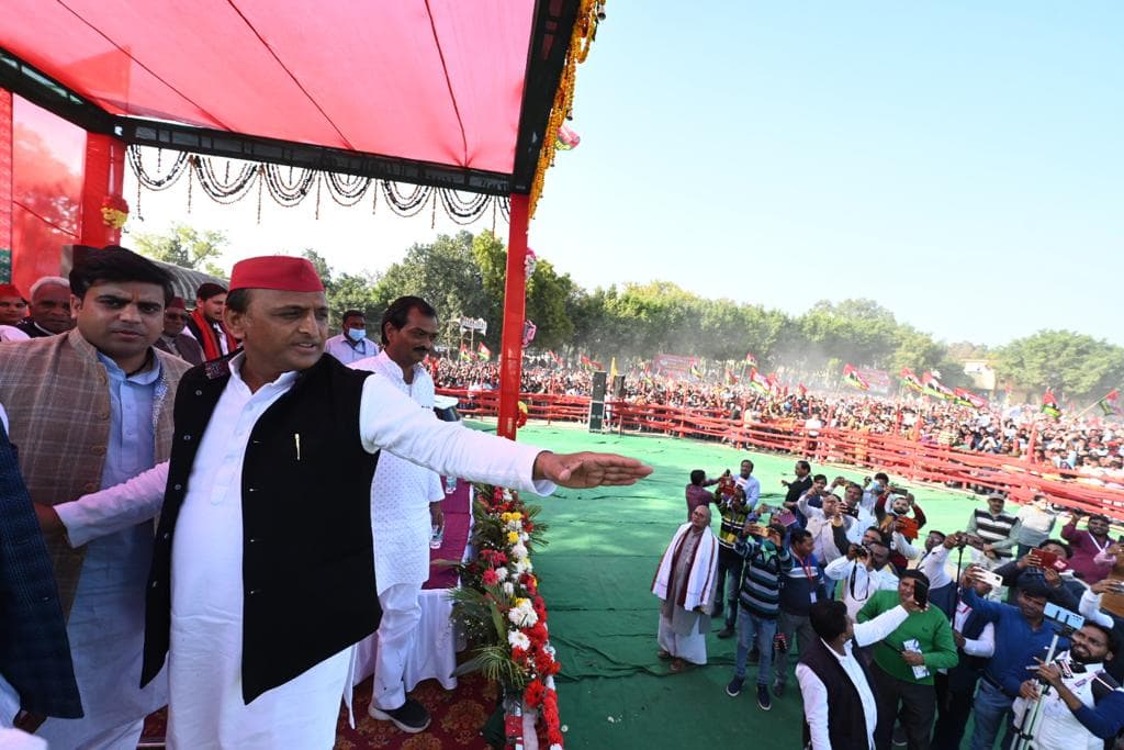 अखिलेश यादव का तंज- बोतलबंद वाले मंत्री ने कोरोना संकट में बिकवाई शराब, जनता इनको करेगी साफ