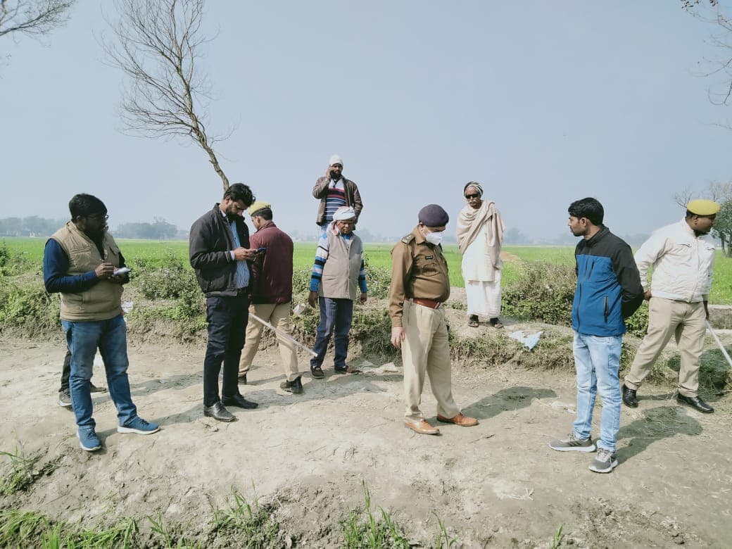 Gorakhpur News: मिट्टी में गड़ा मिला व्यक्ति का शव, सिर पर चोट के निशान, जांच में जुटी पुलिस