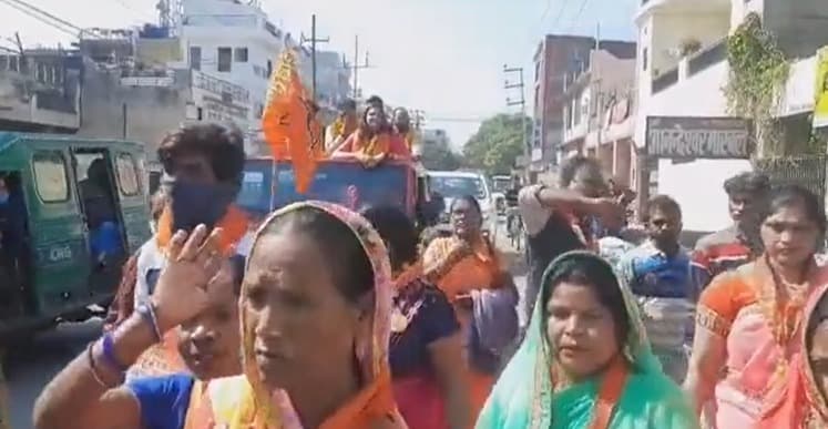 प्रियंका चतुर्वेदी के रोड शो पर बोले ट्विटर यूजर्स, इससे ज्यादा भीड़ तो जेसीबी की खुदाई में होती है