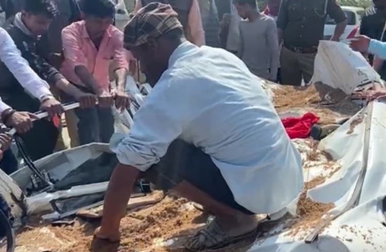 Road Accident: मैनपुरी में भीषण सड़क हादसा, दो लोगों की मौत