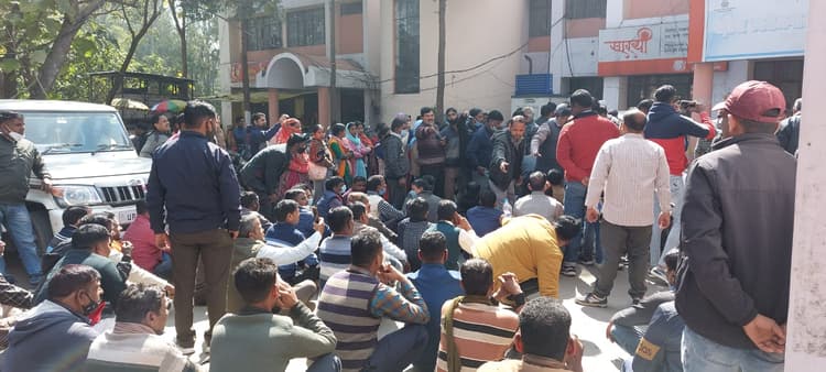 पीलीभीत में मतदान जागरूकता अभियान में जुटे सफाई कर्मी की मौत, कर्मचारियों ने किया प्रदर्शन