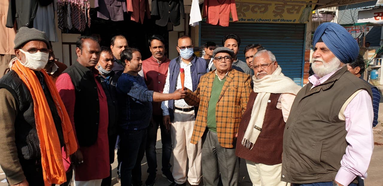 Gorakhpur News: महापौर ने बक्शीपुर इलाके का किया निरीक्षण, गुलाब देकर सफाई रखने का दिया निर्देश