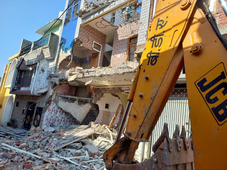 Bareilly News: ड्रग्स माफिया के बेटे फैजान की कोठी पर चली बीडीए की जेसीबी, 43 मिनट में किया ध्वस्त