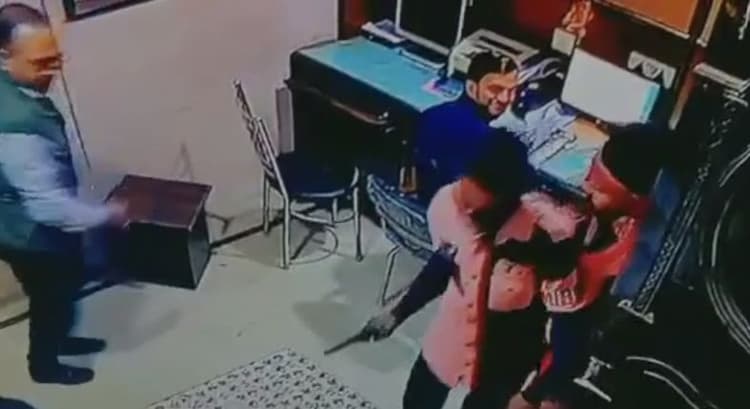 Prayagraj News: कैबिनेट मंत्री 'नंदी' के करीबी के कार्यालय में बदमाशों ने की लूट, कर्मचारी को मारी गोली