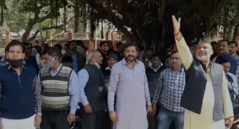 Varanasi News: कर्मचारी ने प्रोफेसर पर लगाया मारपीट का आरोप, कार्रवाई न होने पर दिया धरना