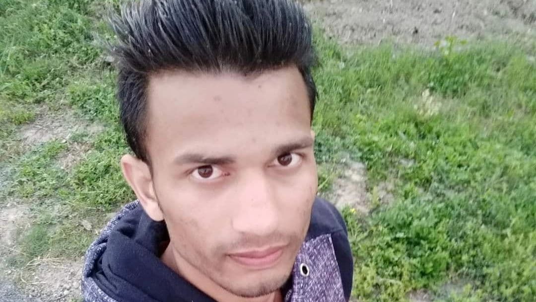 Bareilly News: पांच महीने से गायब है बेटा, कार्रवाई न होने पर मां-बाप ने SSP ऑफिस के बाहर दिया धरना