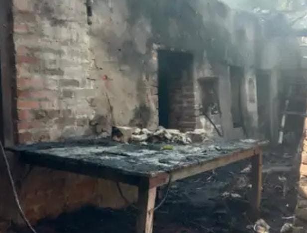 घाटमपुर में शार्ट सर्किट से घर में लगी आग, गृहस्थी और बाइक जलकर राख