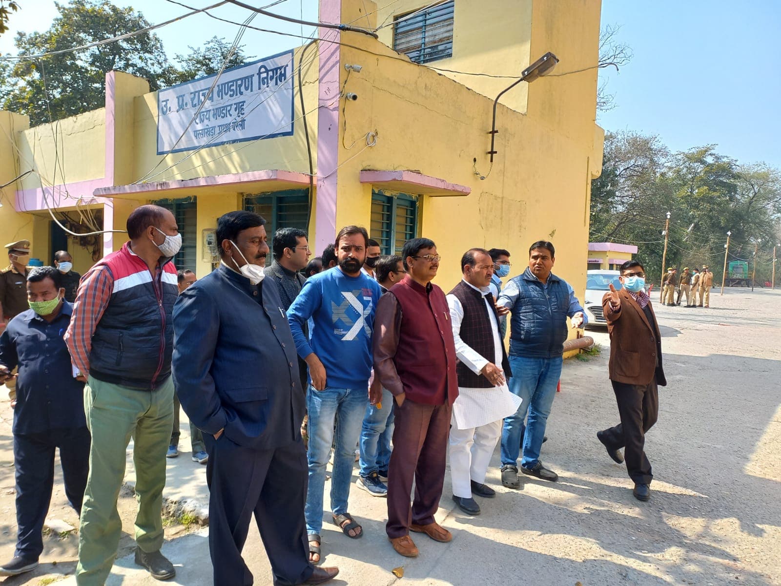 बरेली में सपा प्रत्याशी को EVM में छेड़छाड़ का खतरा, स्ट्रॉग रूम के गेट की कागजी सील टूटने का आरोप