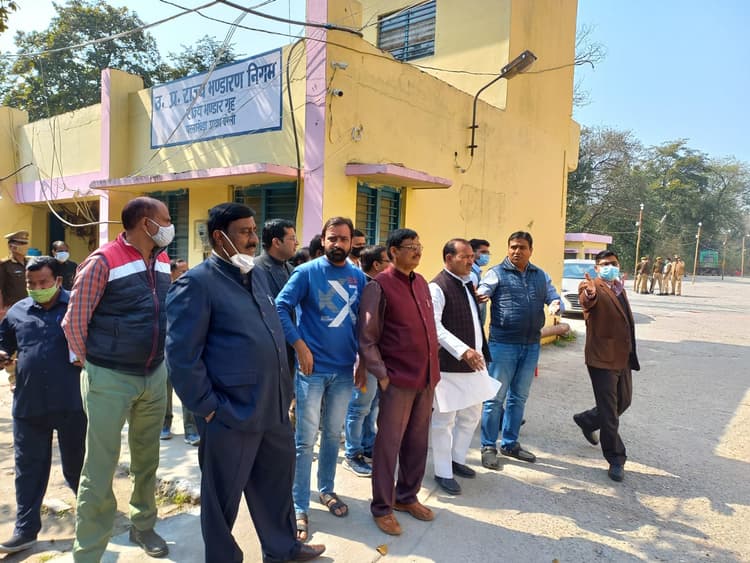 बरेली में सपा प्रत्याशी को EVM में छेड़छाड़ का खतरा, स्ट्रॉग रूम के गेट की कागजी सील टूटने का आरोप