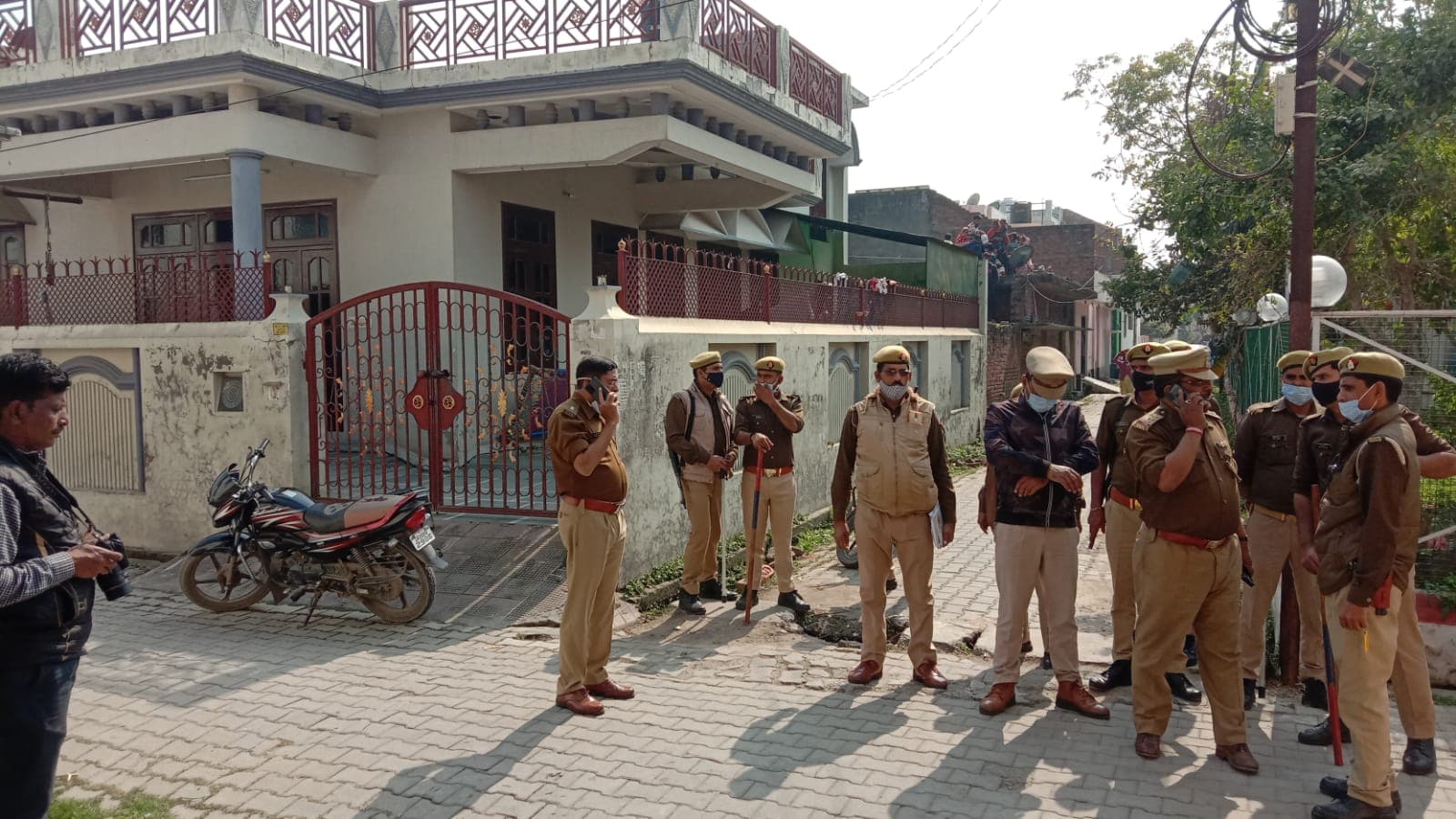 पीलीभीत पुलिस ने मतदान से पहले पकड़ी अवैध शराब, सपा प्रत्याशी के घर भी छापेमारी