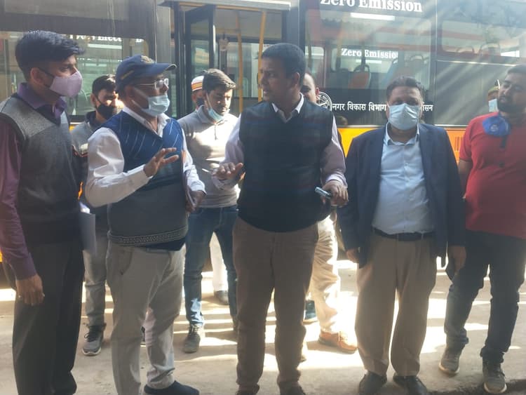 Aligarh News: ई-बस संचालन में लापरवाही बरतने पर चढ़ा कमिश्नर का पारा, 27 फरवरी तक का दिया अल्टीमेटम