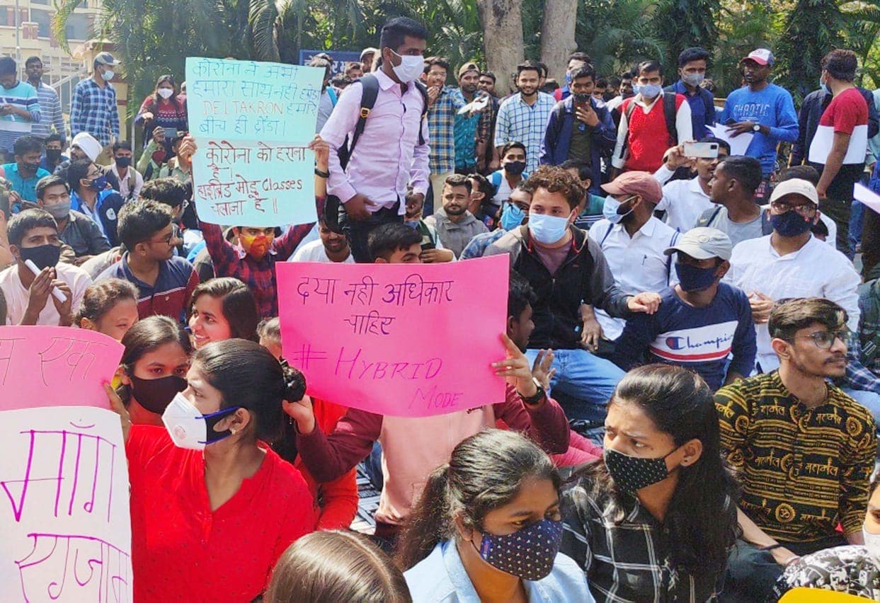 Varanasi News: BHU में लगातार 6 दिन से धरना दे रहे छात्र, ऑनलाइन मोड में परीक्षा कराने की मांग