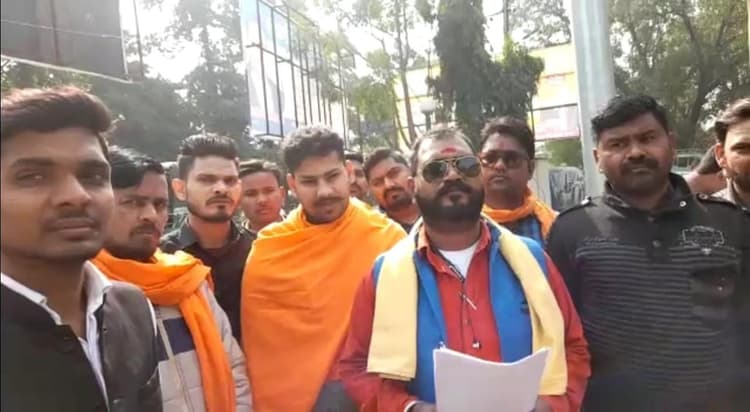 Bareilly News: कर्नाटक में बजरंग दल कार्यकर्ता की हत्या के विरोध में प्रदर्शन, हिजाब पर बैन की मांग