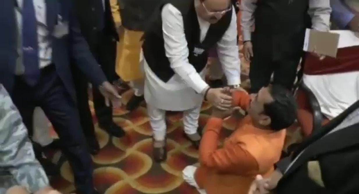 UP Chunav 2022: जब दिव्यांग बीजेपी कार्यकर्ता ने छुआ पैर तो जेपी नड्डा ने किया कुछ ऐसा, लोग कर रहे चर्चा