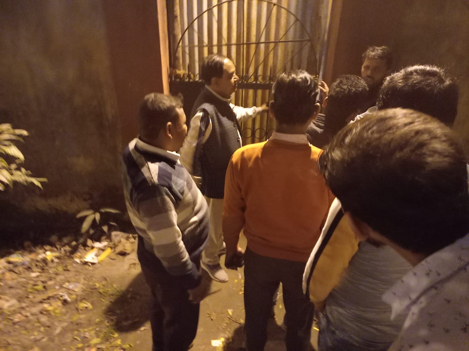 UP Chunav 2022: पूर्व विधायक इस्लाम साबिर अचानक रात को पहुंचे ईवीएम स्ट्रांग रूम, जानिए वजह