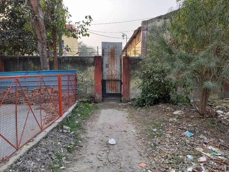 Bareilly News: ईवीएम स्ट्रांग रूम की दीवार के छोटे गेट से हटाई गई टिन की चादर, यह था मामला