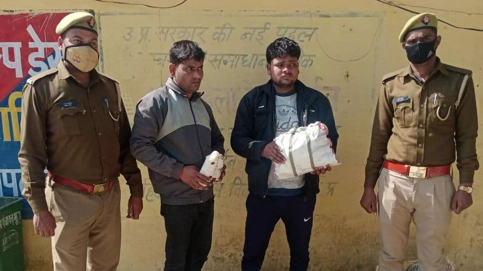Bareilly News: होली से पहले शराब में पानी मिलाते दो सेल्समैन गिरफ्तार, नकली QR कोड बरामद