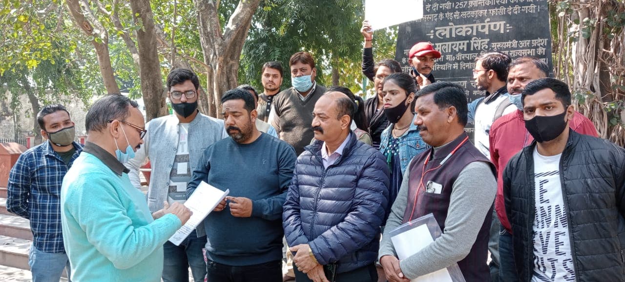 बरेली में पर्यावरण प्रेमियों ने ऑक्सीजन बचाने को लेकर कमिश्नरी में किया प्रदर्शन, की ये मांग