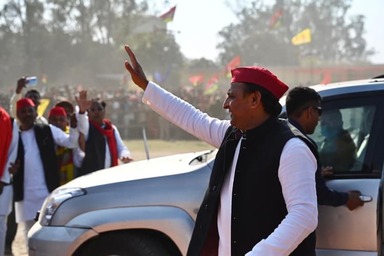 स्वामी प्रसाद मौर्य पर बीजेपी प्रत्याशी की शह पर लाठी-डंडों और पत्थरों से हमला किया गया- अखिलेश यादव