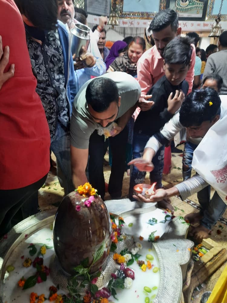 Maha Shivratri: बरेली में महाशिवरात्रि पर गूंजे बम-बम भोले के जयकारे, भक्तों ने दूध, दही से किया अभिषेक