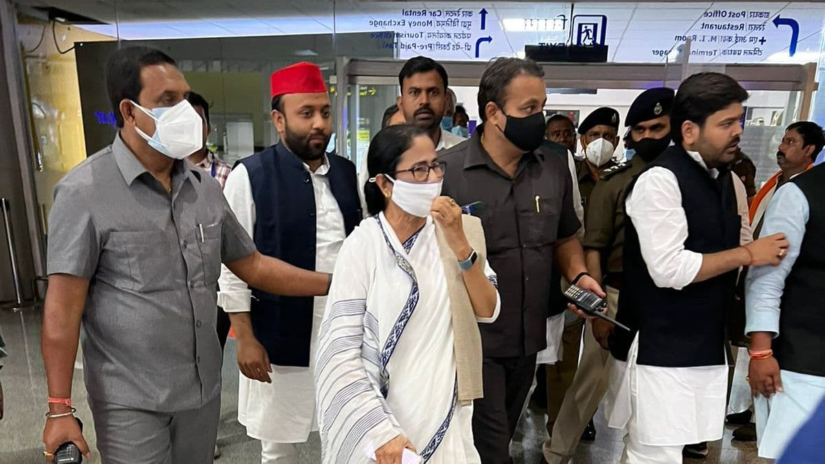 UP Chunav 2022: दो दिवसीय दौरे पर वाराणसी पहुंचीं ममता बनर्जी, अखिलेश यादव के साथ जनसभा को करेंगी संबोधित