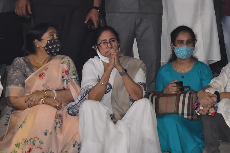 Varanasi News: ममता बनर्जी का वाराणसी में कई जगह विरोध, दिखाये गये काले झंडे, लगे जय श्री राम के नारे