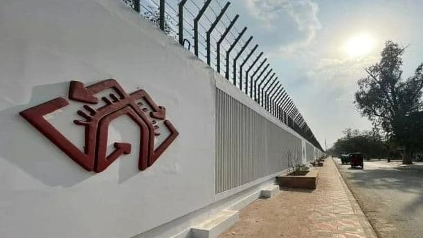 Agra News: पीएसी डिपो में शुरू हुआ मेट्रो के हेड हारडेड ट्रैक बिछाने का काम, जानें क्या होती है खासियत?