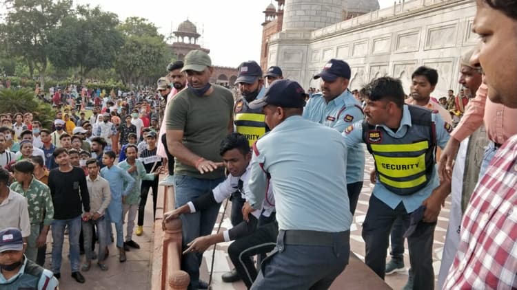 फिरोजाबाद के युवक ने ताजमहल में पाकिस्तान जिंदाबाद के लगाए नारे, लोगों ने कर दी जमकर धुनाई