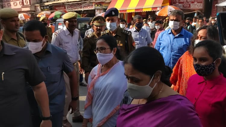 Varanasi News: बाबा विश्वनाथ के दर पर पहुंचीं ममता बनर्जी, एसीपी ने संभाली सुरक्षा की कमान