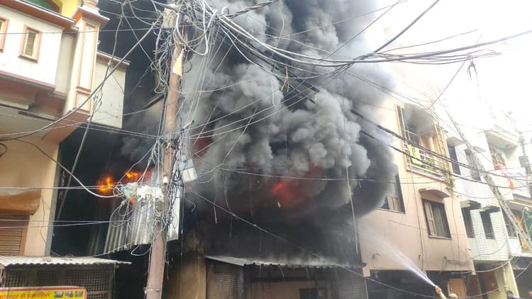 Kanpur News: नमकीन गोदाम में लगी आग, लोगों ने सीढ़ी से कूदकर बचाई जान