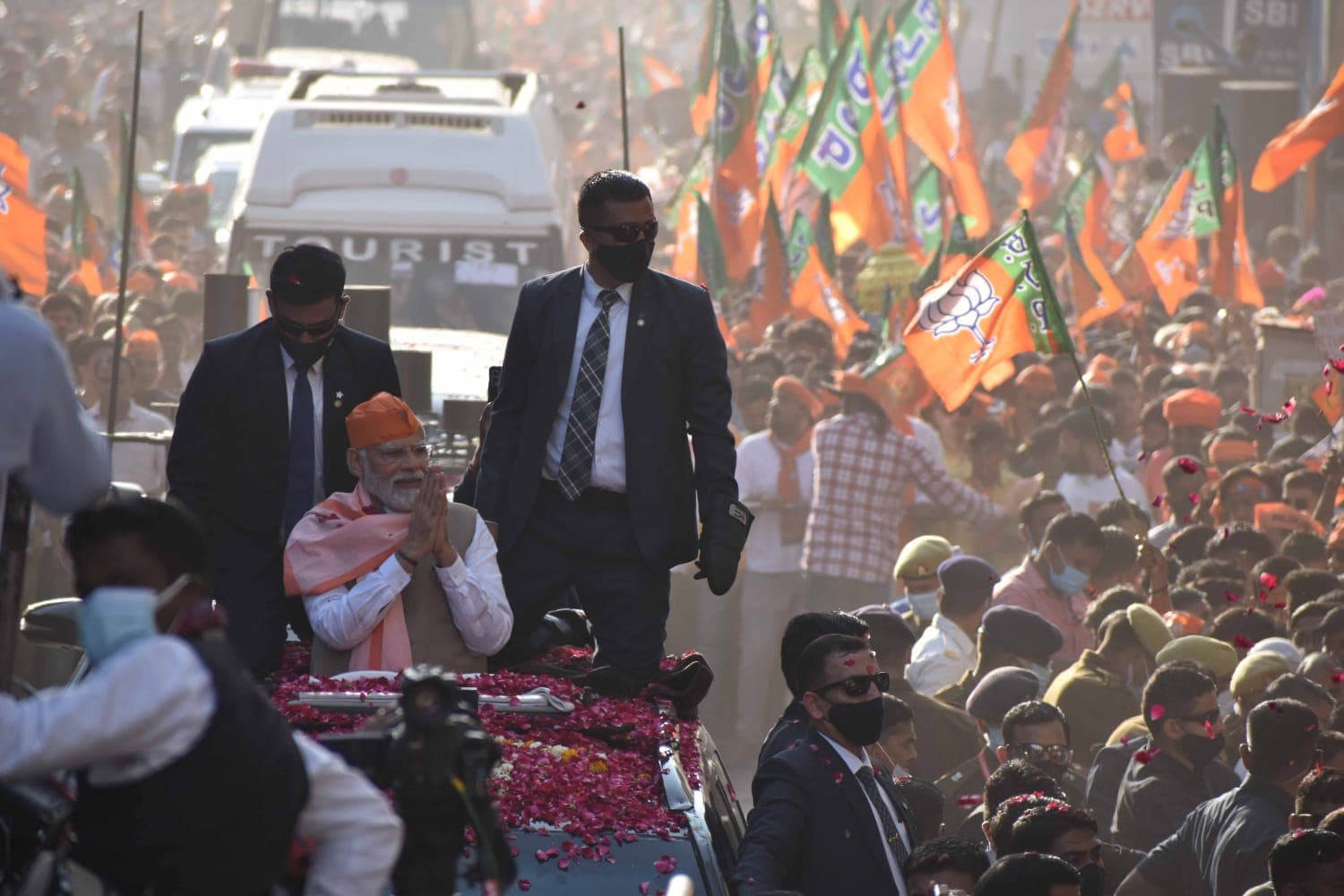 वाराणसी में पीएम नरेंद्र मोदी के रोड शो में उमड़ा जनसैलाब, हर हर महादेव के लगे नारे, देखें Photos