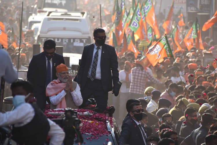 वाराणसी में पीएम नरेंद्र मोदी के रोड शो में उमड़ा जनसैलाब, हर हर महादेव के लगे नारे, देखें Photos