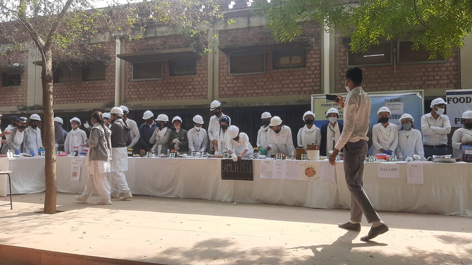 दयालबाग के छात्र-छात्राओं ने आंवले से बनाए तरह-तरह के उत्पाद, लगी प्रदर्शनी