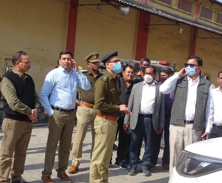 बरेली में ईवीएम स्ट्रांग रूम से सीसीटीवी कैमरे हटाने की अफवाह पर सपाइयों की जुटी भीड़, जानें पूरा मामला