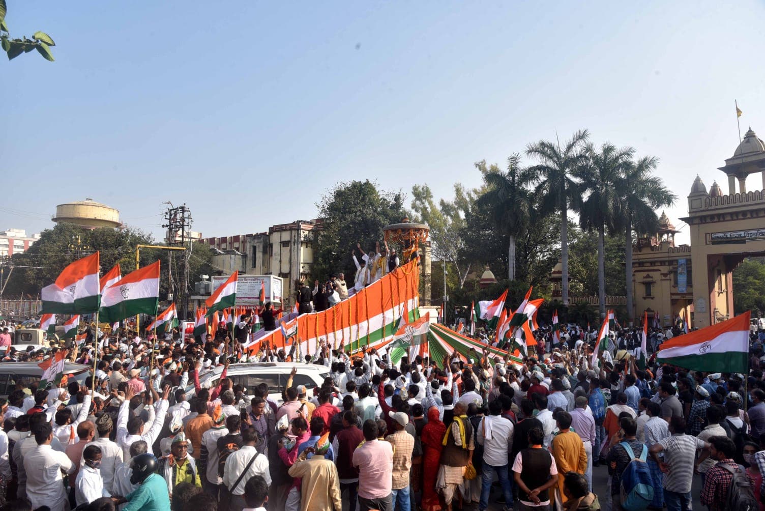 रोड शो में शामिल नहीं हो सकीं प्रियंका गांधी, तो अकेले ही कांग्रेस प्रत्याशी राजेश मिश्रा ने किया रोड शो