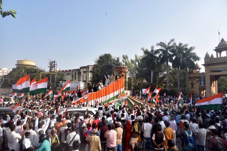 रोड शो में शामिल नहीं हो सकीं प्रियंका गांधी, तो अकेले ही कांग्रेस प्रत्याशी राजेश मिश्रा ने किया रोड शो