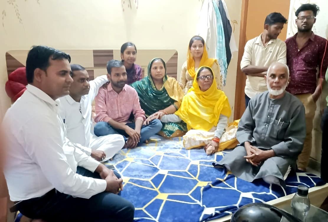 Ukraine Russia War: यूक्रेन से गोरखपुर लौटे असद अहमद, खुशी में परिजनों के छलके आंसू