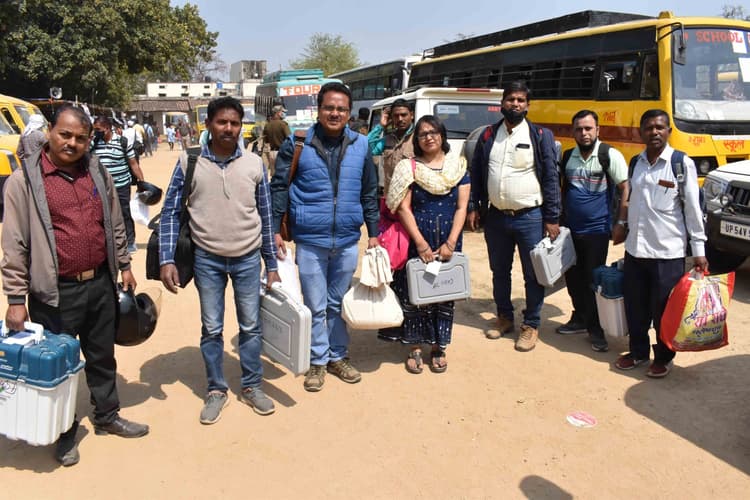 वाराणसी में सातवें चरण के लिए पोलिंग पार्टियां रवाना, डीएम ने रवानगी स्थल का किया निरीक्षण