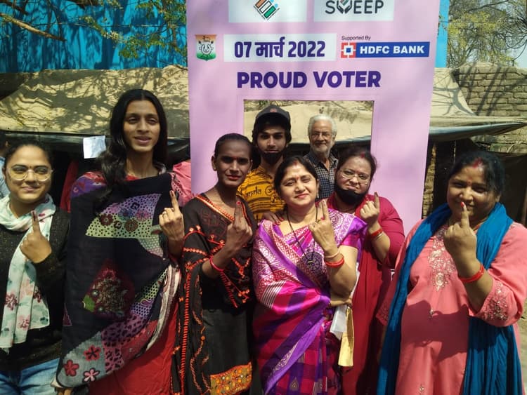 Varanasi News: किन्नर समाज ने मतदान में बढ़ चढ़कर लिया हिस्सा, कहा- बड़ी खुशी की बात है कि हमें...