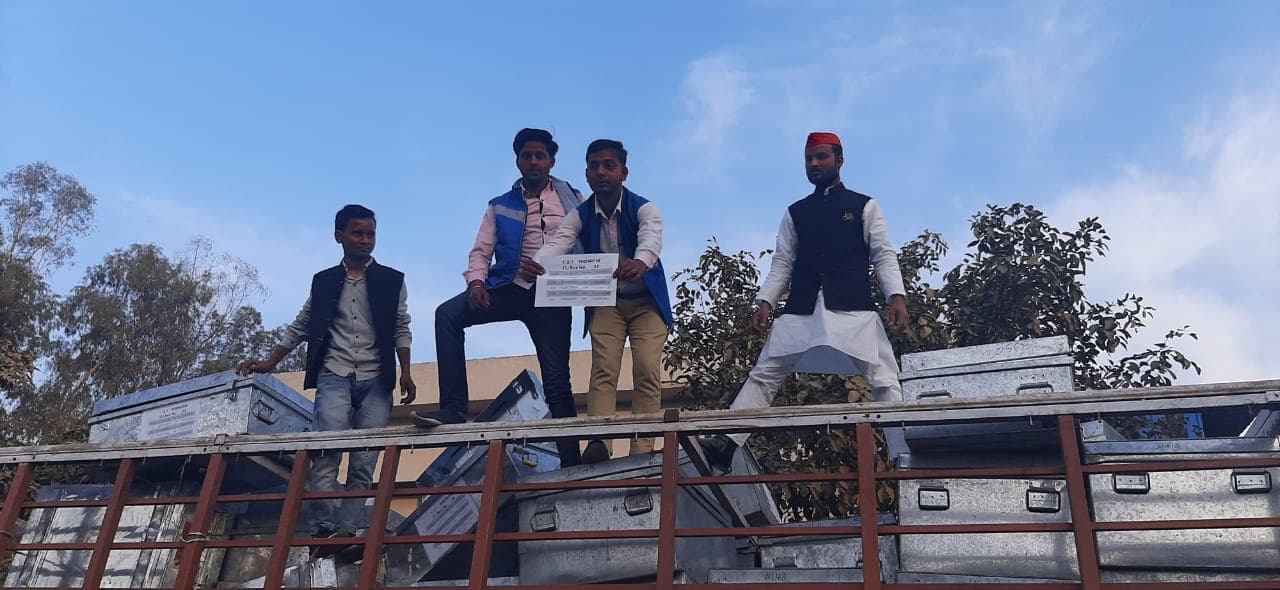Bareilly News: मतगणना केंद्र में जाने वाली कूड़े की गाड़ी में मिले पोस्टल बैलेट, सपाइयों का हंगामा