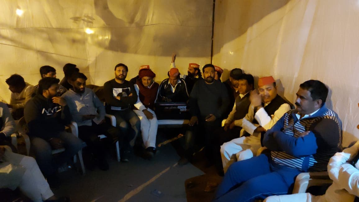 बरेली में ईवीएम स्ट्रांग रूम के बाहर सजी सपाइयों की महफिल, सांस्कृतिक प्रकोष्ठ के नेताओं ने सुनाएं यह गीत