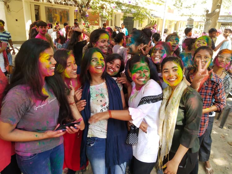 Varanasi News: BHU में छात्र-छात्राओं ने जमकर खेली होली, फिर दोस्तों के साथ ली सेल्फी, देखें Photos