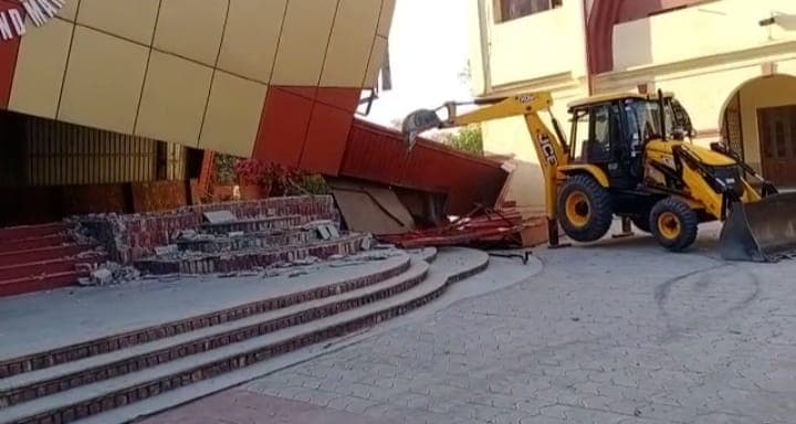 Agra News: ताजनगरी में गरजा 'बाबा का बुलडोजर', अवैध निर्माणों को किया ध्वस्त