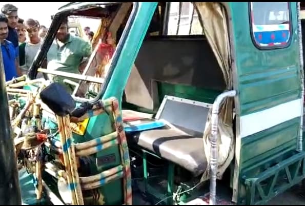 Road Accident: बरेली-नैनीताल हाईवे पर खड़े वाहन में घुसा ऑटो, ड्राइवर की मौत, ऐसे हुआ हादसा