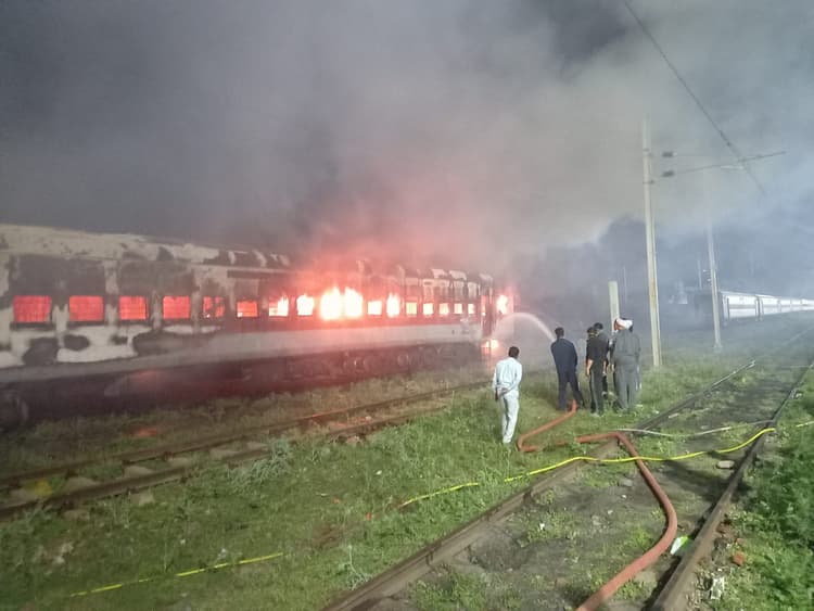 Patalkot Express fire: आगरा में पातालकोट एक्सप्रेस के 2 डिब्बे खाक, 3 यात्री घायल, ट्रेन से कूदकर बचे पैसेंजर